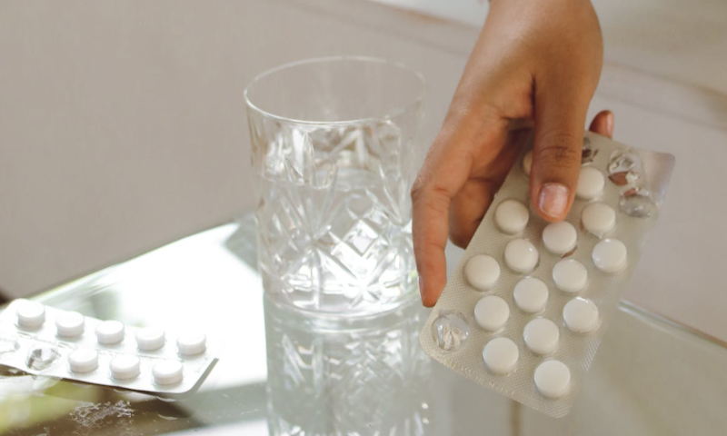 Pijnstillers en water bij een kater